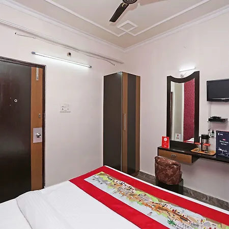 Oyo 10961 Near Railway Station Hotel